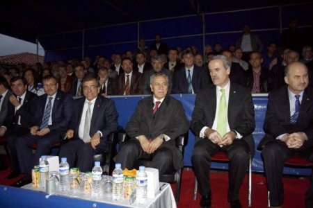 Arınç, parti teşkilatları arasındaki müsabakayı izledi, TRT'ye sunucu beğendi