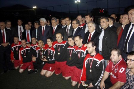 Arınç, parti teşkilatları arasındaki müsabakayı izledi, TRT'ye sunucu beğendi