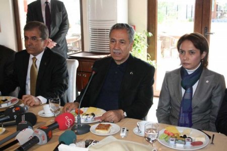 Arınç, Partisinin Bursa Teşkilatıyla Buluştu