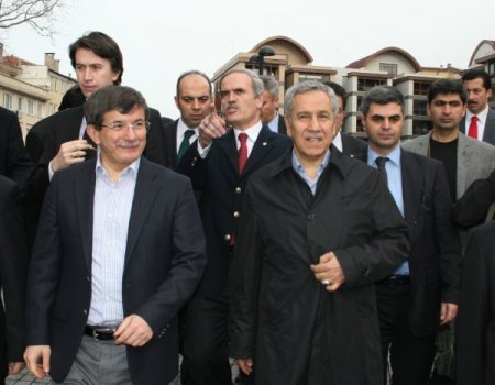 Arınç, seçim bölgesi Bursa’da Davutoğlu’na cami ve türbeleri gezdirdi