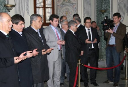 Arınç, seçim bölgesi Bursa’da Davutoğlu’na cami ve türbeleri gezdirdi