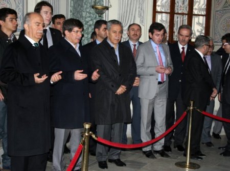 Arınç, seçim bölgesi Bursa’da Davutoğlu’na cami ve türbeleri gezdirdi