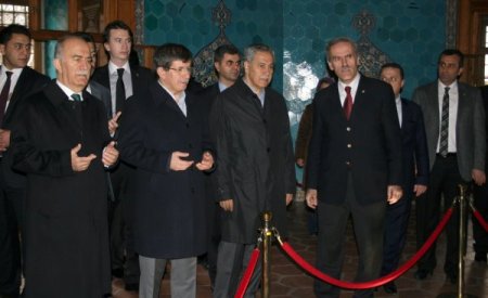Arınç, seçim bölgesi Bursa’da Davutoğlu’na cami ve türbeleri gezdirdi