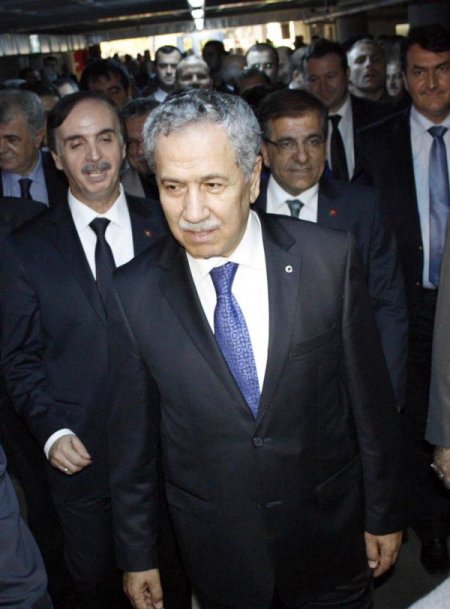 Arınç: Aramızda nifak çıkarmak isteyenlere fırsat vermeyelim