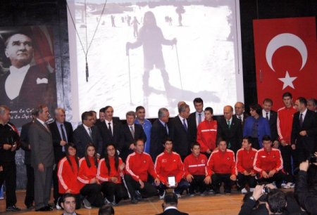 Arınç: Aramızda nifak çıkarmak isteyenlere fırsat vermeyelim