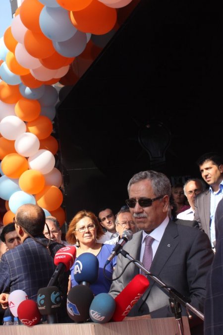 Arınç: Başkasının topundan tüfeğinden ürkmedik, şapkamızı alıp kaçmadık