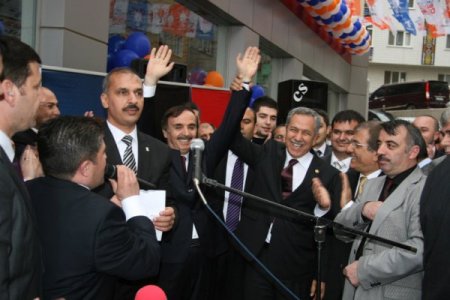 Arınç: Bize 'Git' Diyenlere Bazıları Gibi 'Şapkamı Alıp Kaçayım' Demedik