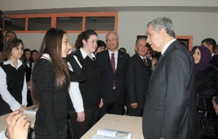 Arınç: Geçmişte meslek liselerine karşı adeta hasmane bir tutum vardı