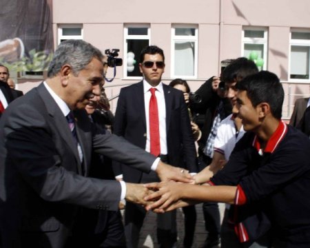 Arınç: Hayırseverler açısından en iyi yatırım eğitim