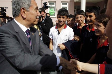 Arınç: Hayırseverler açısından en iyi yatırım eğitim