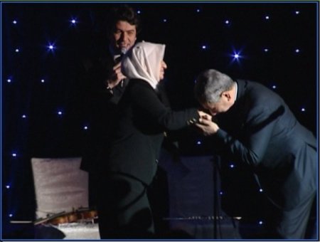 Arınç okul yapımı için 1 milyon lira yardım yapan Melek annenin elini öptü