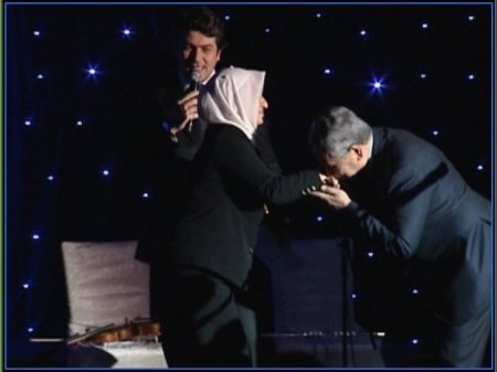 Arınç okul yapımı için 1 milyon lira yardım yapan Melek annenin elini öptü