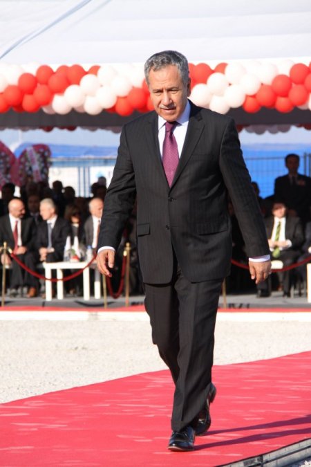 Arınç: Siyasi İstikrar Yanında Akıllı Bir Ekonomi Siyaseti Türkiye’yi Global Krizden Uzak Tuttu