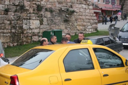 Arınç ve Davutoğlu’nun konvoyunda taksici gerginliği yaşandı