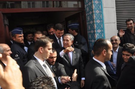 Arınç’a Brüksel'deki Türk Mahallesinde Sevgi Gösterisi