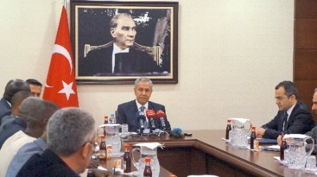 Arınç'ın Senegalli konukları ile 'bonjour' diyaloğu