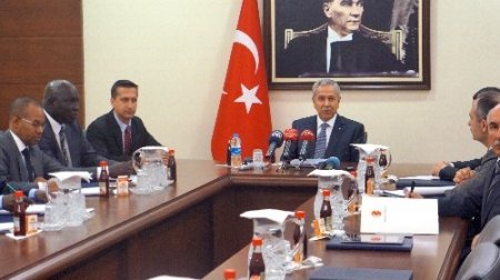 Arınç'ın Senegalli konukları ile 'bonjour' diyaloğu