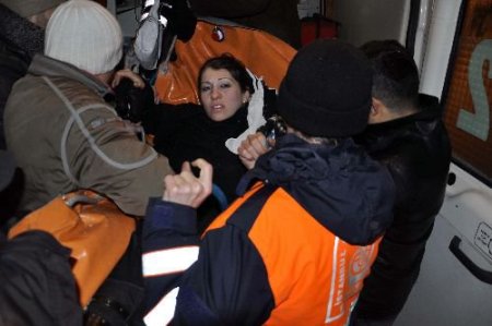 Arıza Yapan Banliyo Treninde Hamile Kadının Sancısı Tuttu, Kurtarma Görüntüleri Doğuyu Hatırlattı