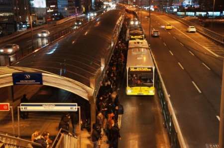 Arızalanan metrobüs, yolcuları isyan ettirdi