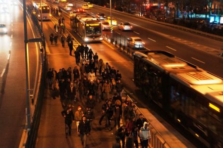 Arızalanan metrobüs, yolcuları isyan ettirdi