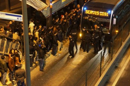 Arızalanan metrobüs, yolcuları isyan ettirdi