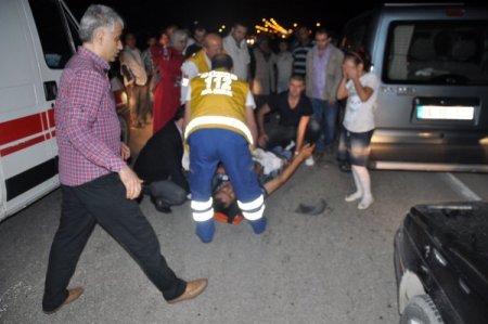 Arızalı aracın yanındaki sürücülere motosiklet çarptı: 1'i ağır 3 yaralı