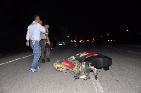 Arızalı aracın yanındaki sürücülere motosiklet çarptı: 1'i ağır 3 yaralı