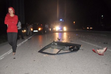 Arızalı aracın yanındaki sürücülere motosiklet çarptı: 1'i ağır 3 yaralı