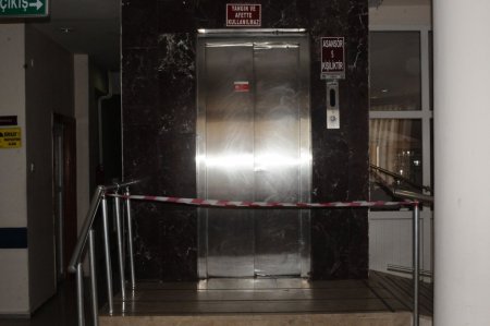 Arızalı asansör, hastalarla hastane yöneticilerini karşı karşıya getiriyor