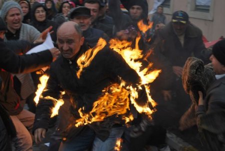 Arızlı Irak Konutları'ndan Çıkmak İstemeyen Bir Kişi Kendini Yaktı