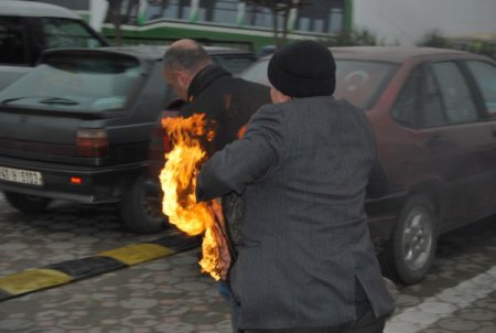 Arızlı Irak Konutları'ndan Çıkmak İstemeyen Bir Kişi Kendini Yaktı