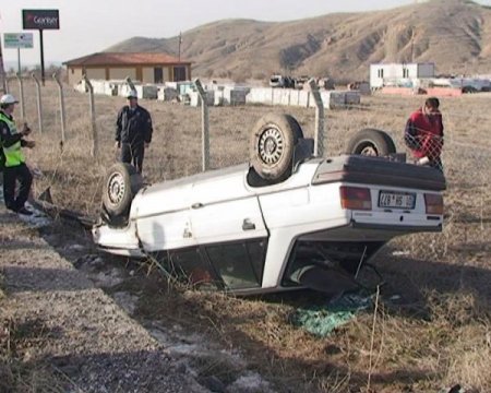 Arka Koltuktaki Çocuğuna Bakarken Araç Şarampole Yuvarlandı