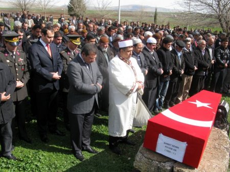 Arkadaş kurşunuyla ölen piyade er toprağa verildi