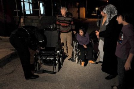 Arkadaşı Tarafından Okula Götürülen Engelli Öğrenci Akülü Arabasına Kavuştu