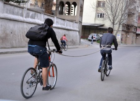 Arkadaşının bisikleti bozulunca beline ip sarıp 10 kilometre çekti
