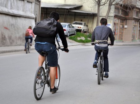 Arkadaşının bisikleti bozulunca beline ip sarıp 10 kilometre çekti