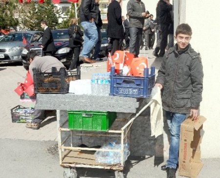 Arkadaşları bayram yaptı onlar simit sattı