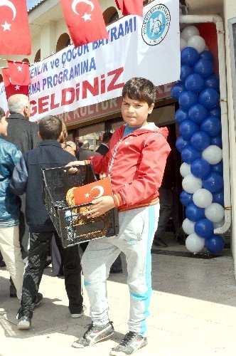 Arkadaşları bayram yaptı onlar simit sattı