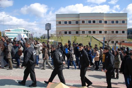Arkadaşlarının üniversiteden uzaklaştırılmasını protesto ettiler