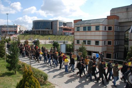Arkadaşlarının üniversiteden uzaklaştırılmasını protesto ettiler