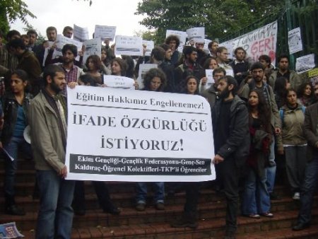 Arkadaşlarının Üniversiteye Alınmamasını Protesto Ettiler