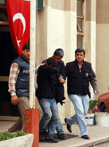 Arkalarında İz Bırakan Şaşkın Hırsızlar Uyuyup Kalınca Yakalandı