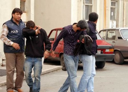 Arkalarında İz Bırakan Şaşkın Hırsızlar Uyuyup Kalınca Yakalandı