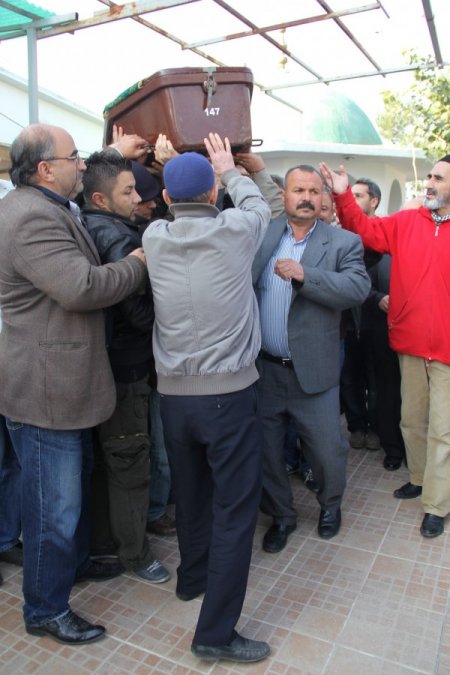 Arkasına saklanan şahsa atılan kurşunla ölen taksici defnedildi