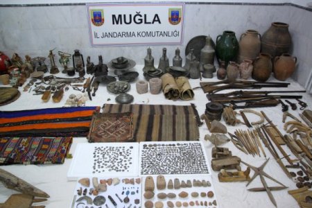 Arkeoloğun evinde, kendi kazdığı yerden tarihî eserler bulundu
