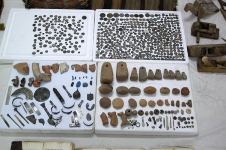Arkeoloğun evinde, kendi kazdığı yerden tarihî eserler bulundu