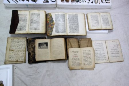 Arkeoloğun evinde, kendi kazdığı yerden tarihî eserler bulundu