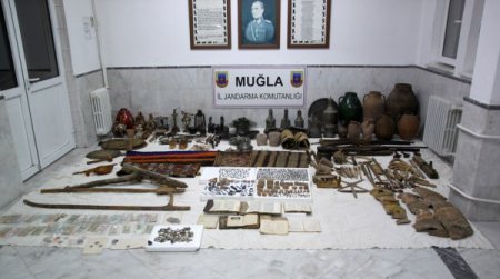 Arkeoloğun evinde, kendi kazdığı yerden tarihî eserler bulundu
