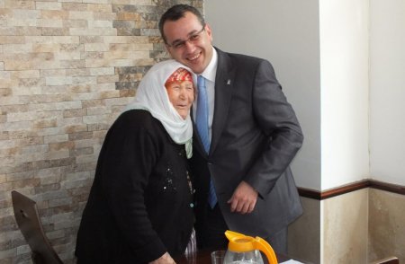 Arslantaş’tan huzurevi sakinine akülü tekerlekli sandalye