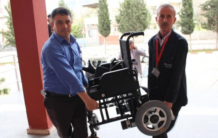Arslantaş’tan huzurevi sakinine akülü tekerlekli sandalye